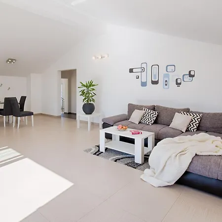 Luxurioese Mit Pool- Grossem Mediterranen Garten Und Kinderspielplatz- By Interhome Feriehus *
