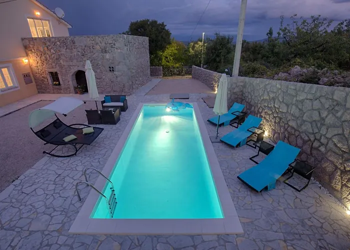 Case de vacanță Luxurioese Mit Pool- Grossem Mediterranen Garten Und Kinderspielplatz- By Interhome