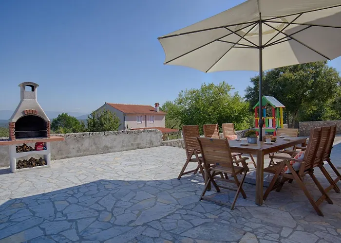 Case de vacanță Luxurioese Mit Pool- Grossem Mediterranen Garten Und Kinderspielplatz- By Interhome *
