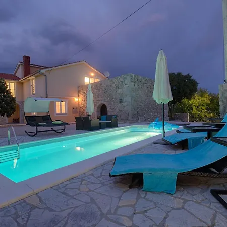 Hébergement de vacances Luxurioese Mit Pool- Grossem Mediterranen Garten Und Kinderspielplatz- By Interhome