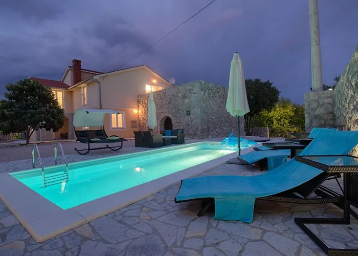 Hébergement de vacances Luxurioese Mit Pool- Grossem Mediterranen Garten Und Kinderspielplatz- By Interhome